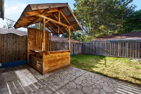 Tiny photo for 405 NW Dimmick Street, Grants Pass, OR 97526 (MLS # 220215446)