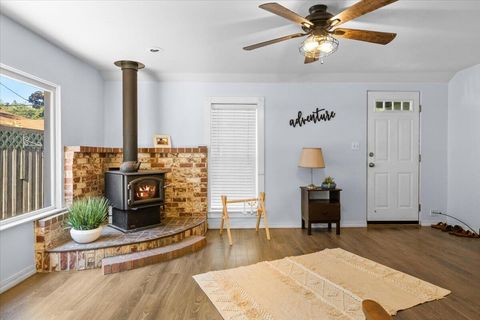 Tiny photo for 405 NW Dimmick Street, Grants Pass, OR 97526 (MLS # 220215446)