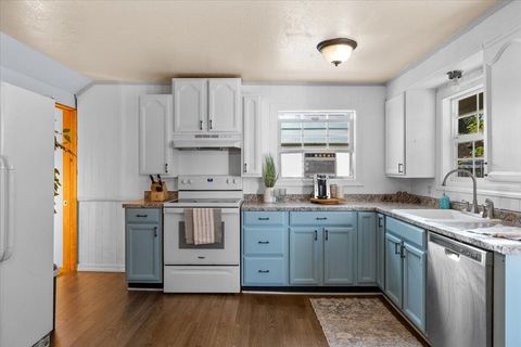 Tiny photo for 405 NW Dimmick Street, Grants Pass, OR 97526 (MLS # 220215446)