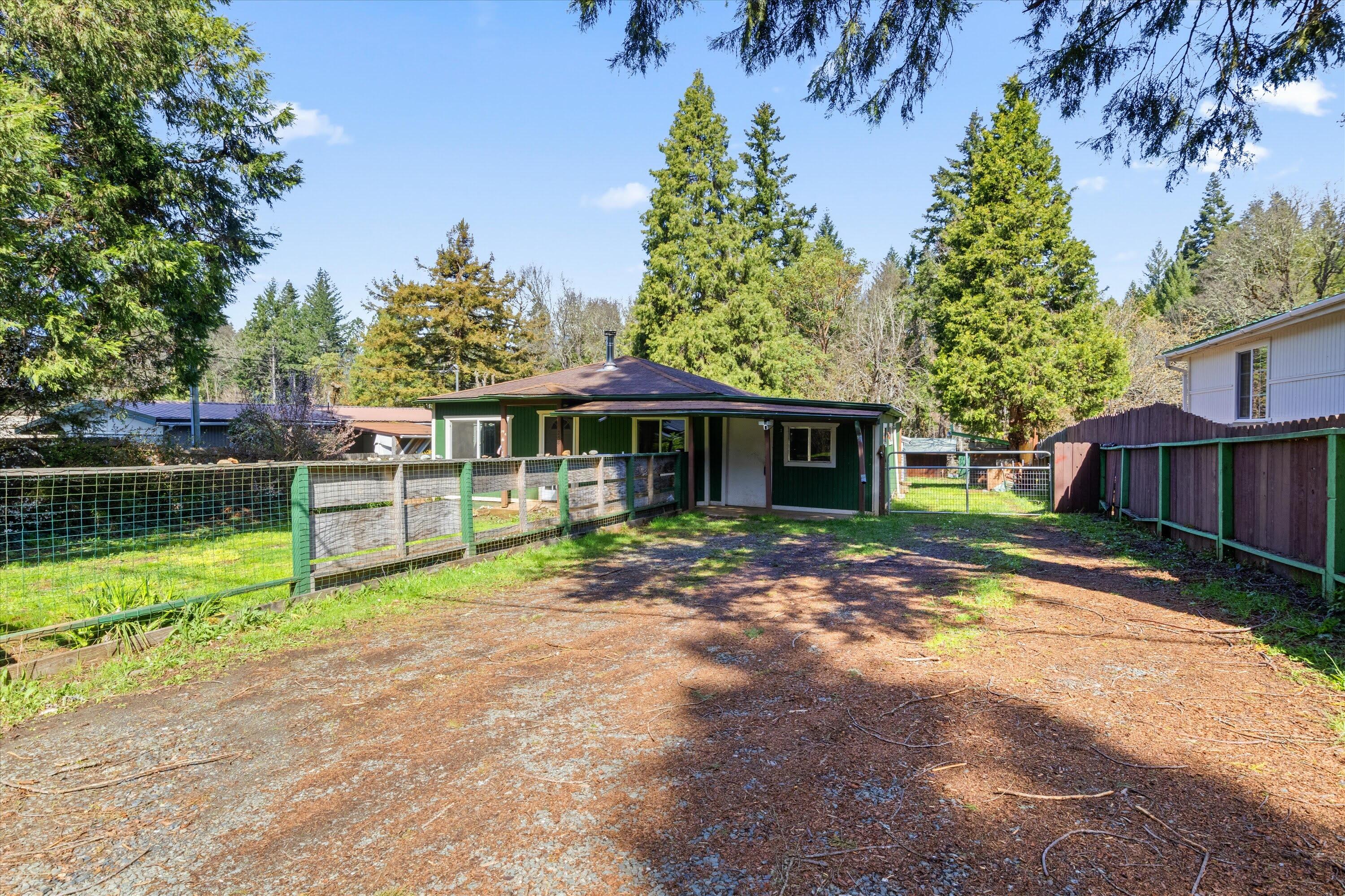 Glendale, Tow NOf Julia - Residential