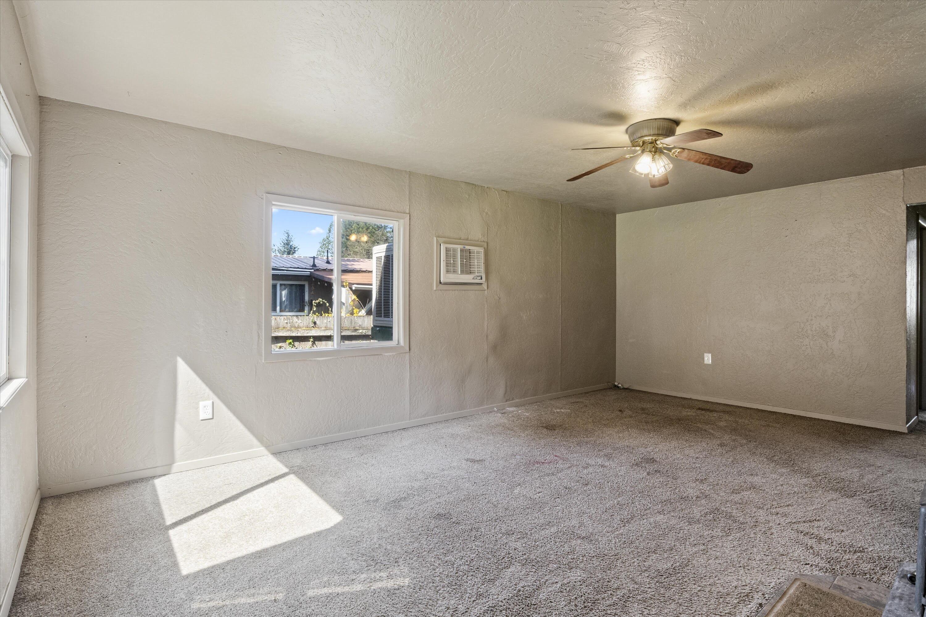 Glendale, Tow NOf Julia - Residential