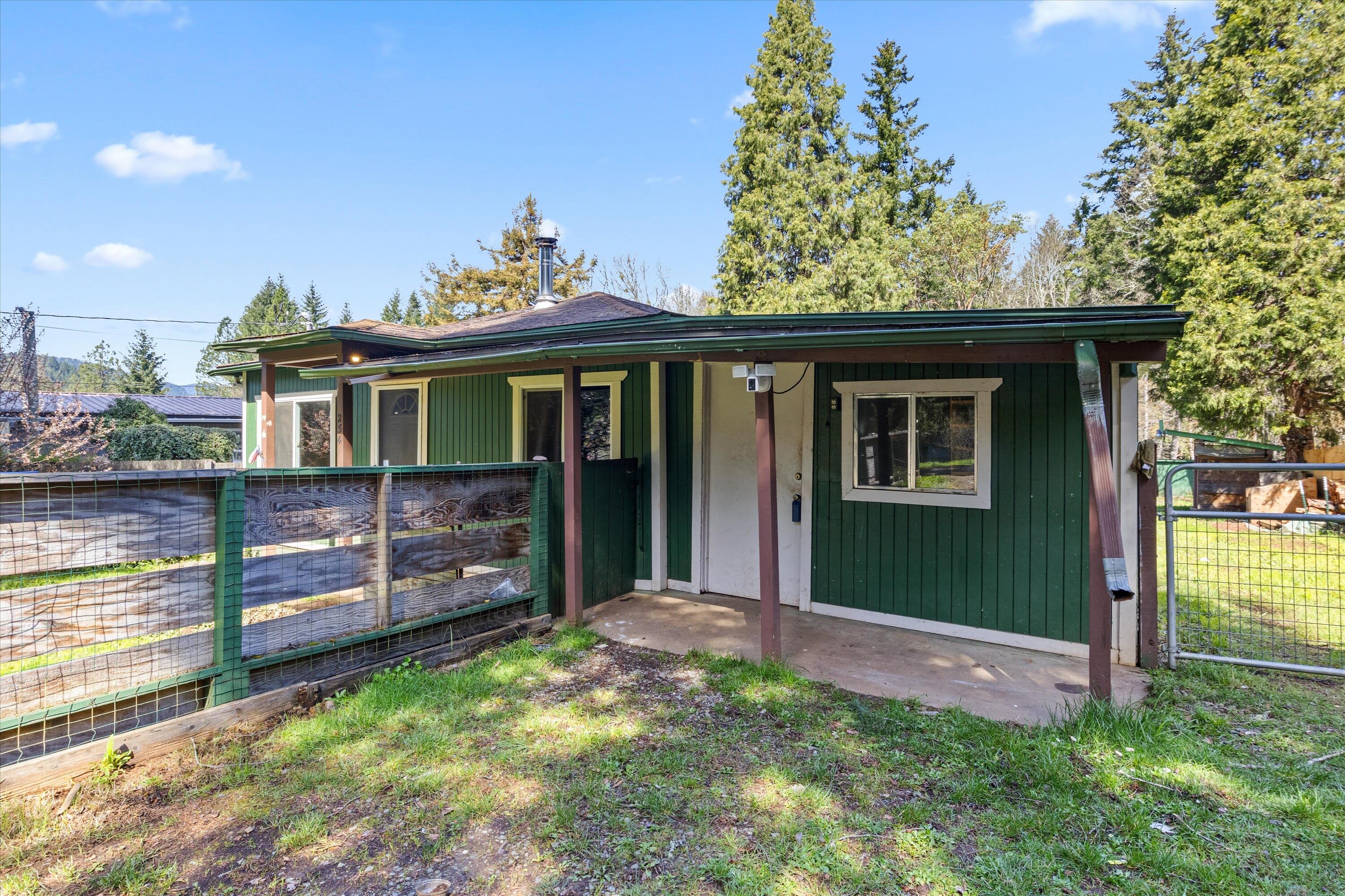 Glendale, Tow NOf Julia - Residential