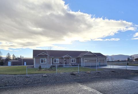 Photo of 10809 Washburn Way, Klamath Falls, OR 97603 (MLS # 220213057)