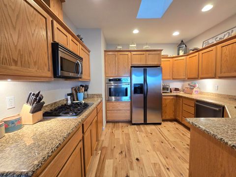 Tiny photo for 10809 Washburn Way, Klamath Falls, OR 97603 (MLS # 220213057)