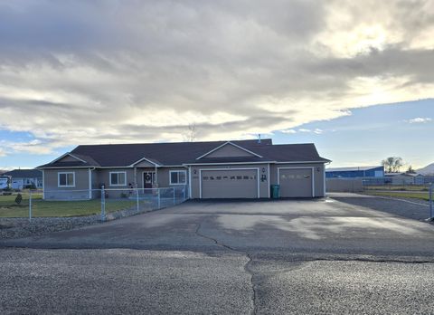 Tiny photo for 10809 Washburn Way, Klamath Falls, OR 97603 (MLS # 220213057)