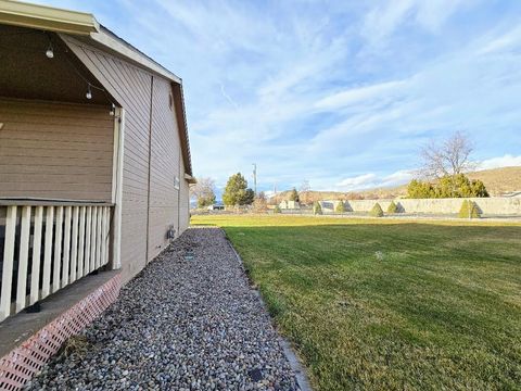 Tiny photo for 10809 Washburn Way, Klamath Falls, OR 97603 (MLS # 220213057)