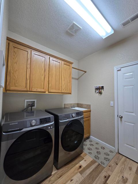 Tiny photo for 10809 Washburn Way, Klamath Falls, OR 97603 (MLS # 220213057)