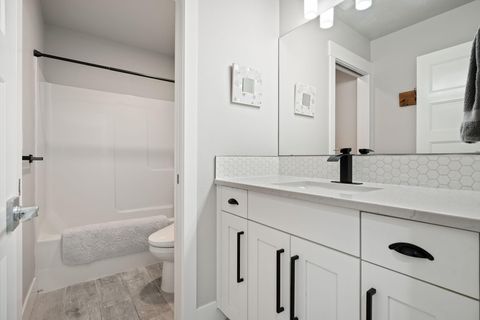 Tiny photo for 61394 Coachman Way, Bend, OR 97702 (MLS # 220213071)