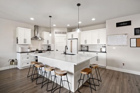 Tiny photo for 61394 Coachman Way, Bend, OR 97702 (MLS # 220213071)