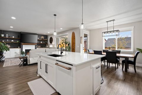 Tiny photo for 61394 Coachman Way, Bend, OR 97702 (MLS # 220213071)