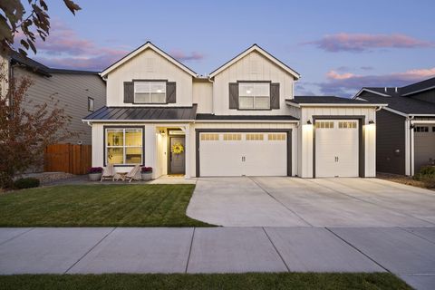 Photo of 61394 Coachman Way, Bend, OR 97702 (MLS # 220213071)