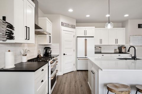 Tiny photo for 61394 Coachman Way, Bend, OR 97702 (MLS # 220213071)