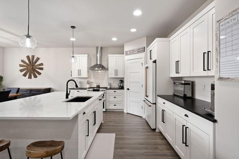 Tiny photo for 61394 Coachman Way, Bend, OR 97702 (MLS # 220213071)