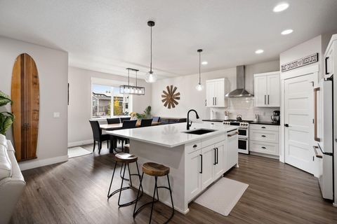 Tiny photo for 61394 Coachman Way, Bend, OR 97702 (MLS # 220213071)