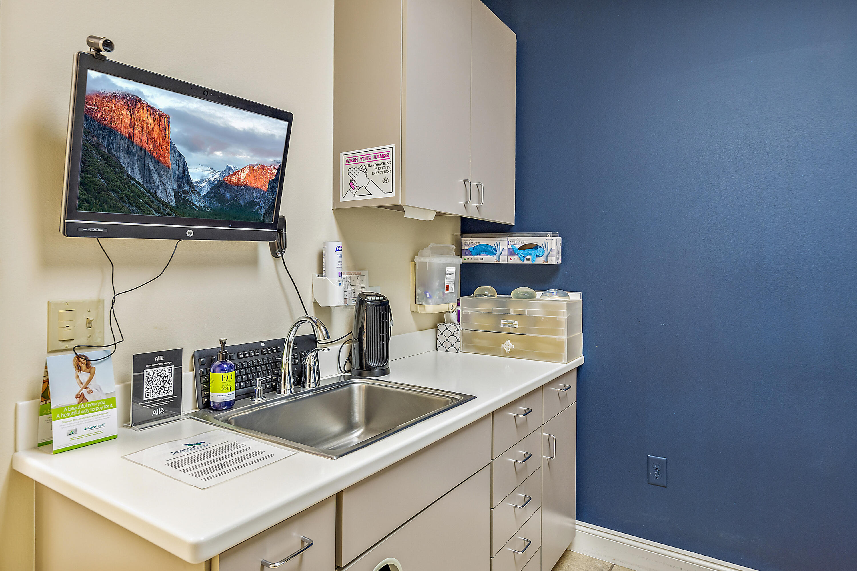 Main image without alt text