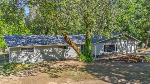 Photo of 2750 Granite Hill Road, Grants Pass, OR 97526 (MLS # 220223792)