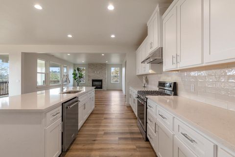 Tiny photo for 1216 Vine Maple Drive, Klamath Falls, OR 97601 (MLS # 220215649)