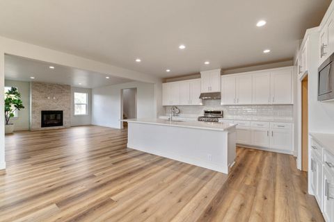 Tiny photo for 1216 Vine Maple Drive, Klamath Falls, OR 97601 (MLS # 220215649)