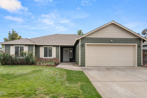 Photo of 907 Worchester Drive, Medford, OR 97501 (MLS # 220228331)