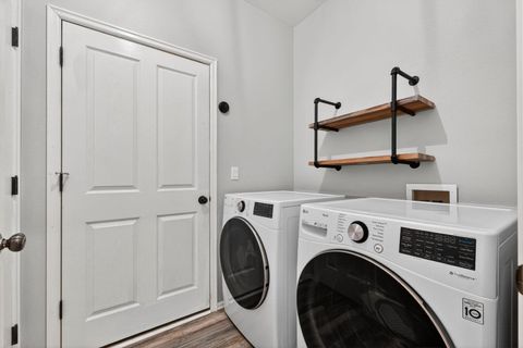 Tiny photo for 2217 NW Cedar Avenue, Redmond, OR 97756 (MLS # 220219760)