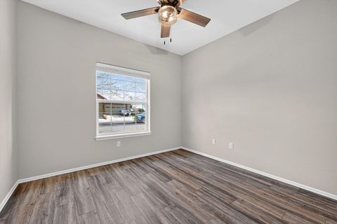 Tiny photo for 2217 NW Cedar Avenue, Redmond, OR 97756 (MLS # 220219760)