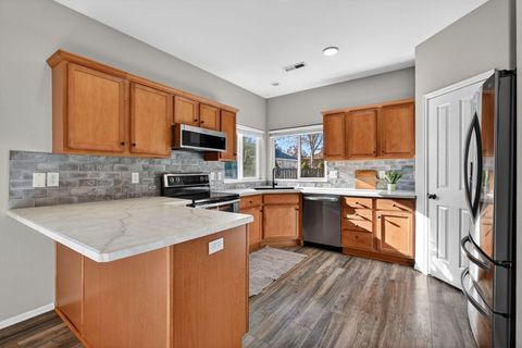 Tiny photo for 2217 NW Cedar Avenue, Redmond, OR 97756 (MLS # 220219760)