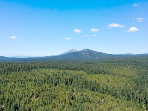 Tiny photo for 42256 Skiway Drive, Klamath Falls, OR 97601 (MLS # 220223425)