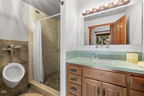 Tiny photo for 42256 Skiway Drive, Klamath Falls, OR 97601 (MLS # 220223425)