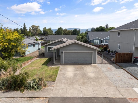 Photo of 1827 Lillian Street, Medford, OR 97501 (MLS # 220227326)