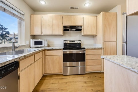Photo of 469 Tulipan Way, Talent, OR 97540 (MLS # 220228933)