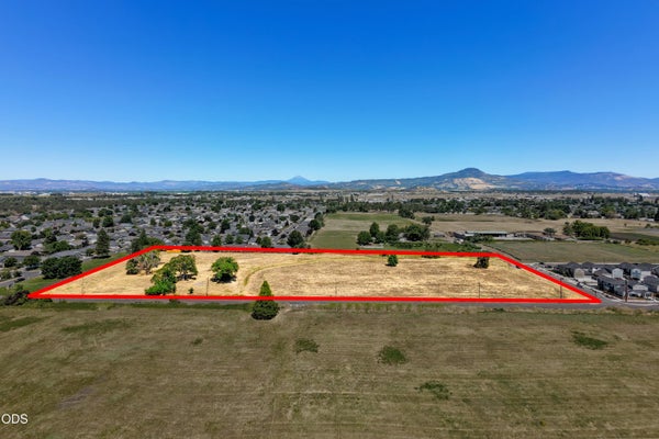 4922 GEBHARD RD, CENTRAL POINT, OR 97502 - Image c96c227368eab5fa770751effd234e71/163764738