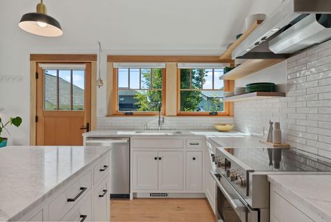 Tiny photo for 827 NW Delaware Avenue, Bend, OR 97703 (MLS # 220212886)