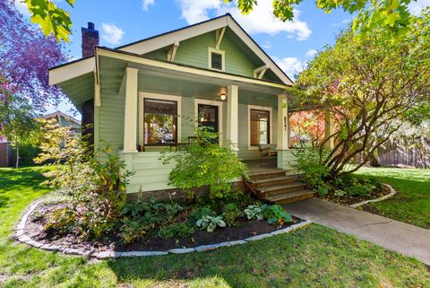 Tiny photo for 827 NW Delaware Avenue, Bend, OR 97703 (MLS # 220212886)