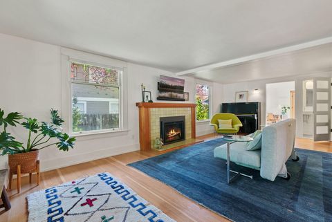 Tiny photo for 827 NW Delaware Avenue, Bend, OR 97703 (MLS # 220212886)