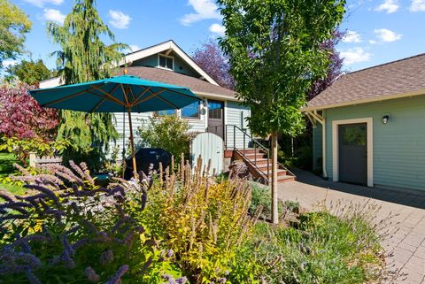 Tiny photo for 827 NW Delaware Avenue, Bend, OR 97703 (MLS # 220212886)
