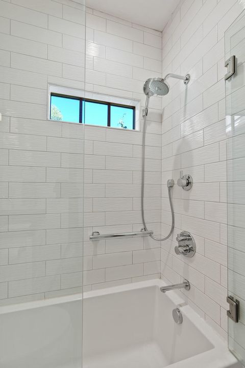 Tiny photo for 827 NW Delaware Avenue, Bend, OR 97703 (MLS # 220212886)