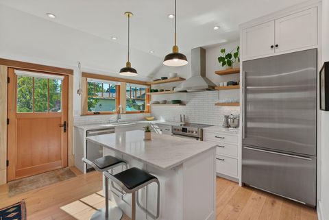 Tiny photo for 827 NW Delaware Avenue, Bend, OR 97703 (MLS # 220212886)