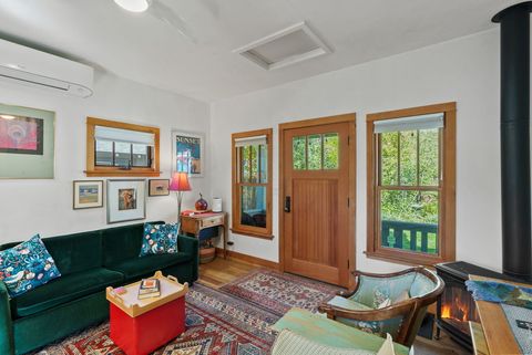 Tiny photo for 827 NW Delaware Avenue, Bend, OR 97703 (MLS # 220212886)