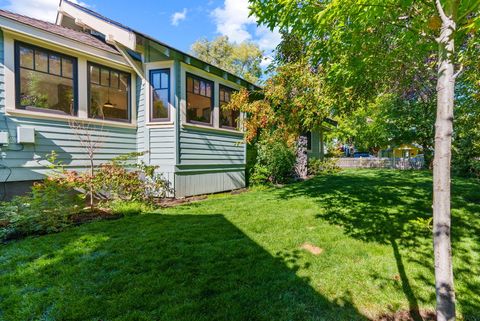 Tiny photo for 827 NW Delaware Avenue, Bend, OR 97703 (MLS # 220212886)