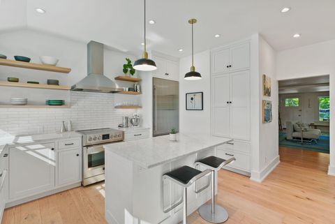 Tiny photo for 827 NW Delaware Avenue, Bend, OR 97703 (MLS # 220212886)