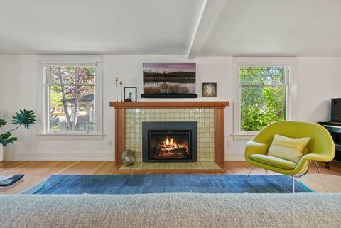 Tiny photo for 827 NW Delaware Avenue, Bend, OR 97703 (MLS # 220212886)