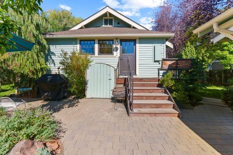 Tiny photo for 827 NW Delaware Avenue, Bend, OR 97703 (MLS # 220212886)