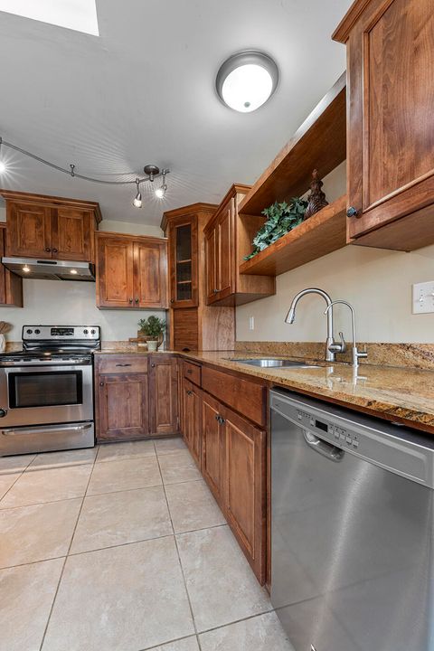 Tiny photo for 2381 Brentwood Street, Medford, OR 97504 (MLS # 220213077)