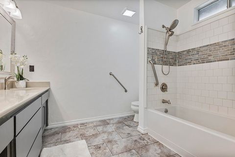 Tiny photo for 2381 Brentwood Street, Medford, OR 97504 (MLS # 220213077)