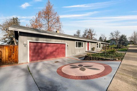 Photo of 2381 Brentwood Street, Medford, OR 97504 (MLS # 220213077)