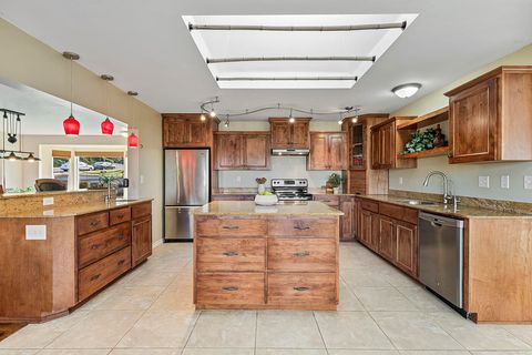 Tiny photo for 2381 Brentwood Street, Medford, OR 97504 (MLS # 220213077)