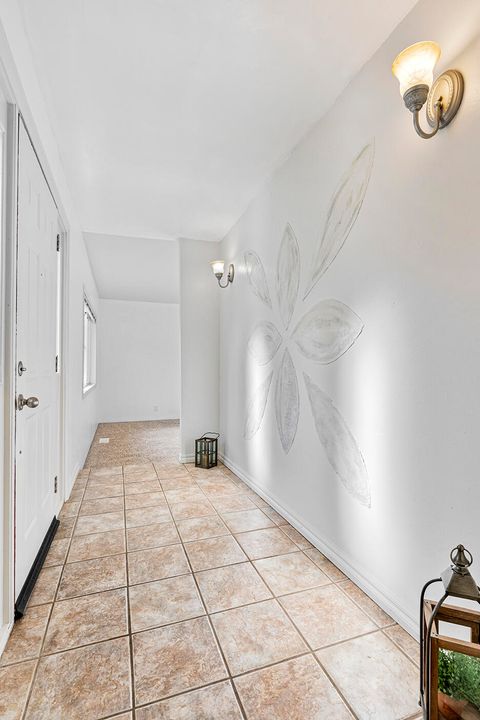 Tiny photo for 2381 Brentwood Street, Medford, OR 97504 (MLS # 220213077)