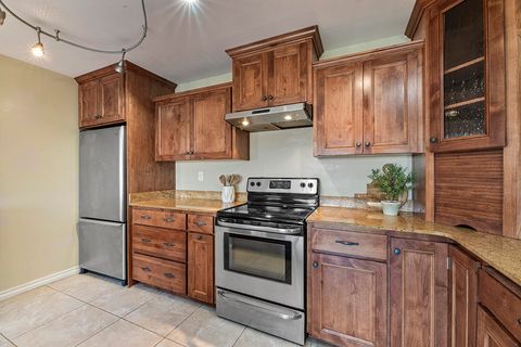 Tiny photo for 2381 Brentwood Street, Medford, OR 97504 (MLS # 220213077)