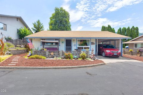 Photo of 103 Brookside Court, Rogue River, OR 97537 (MLS # 220224526)