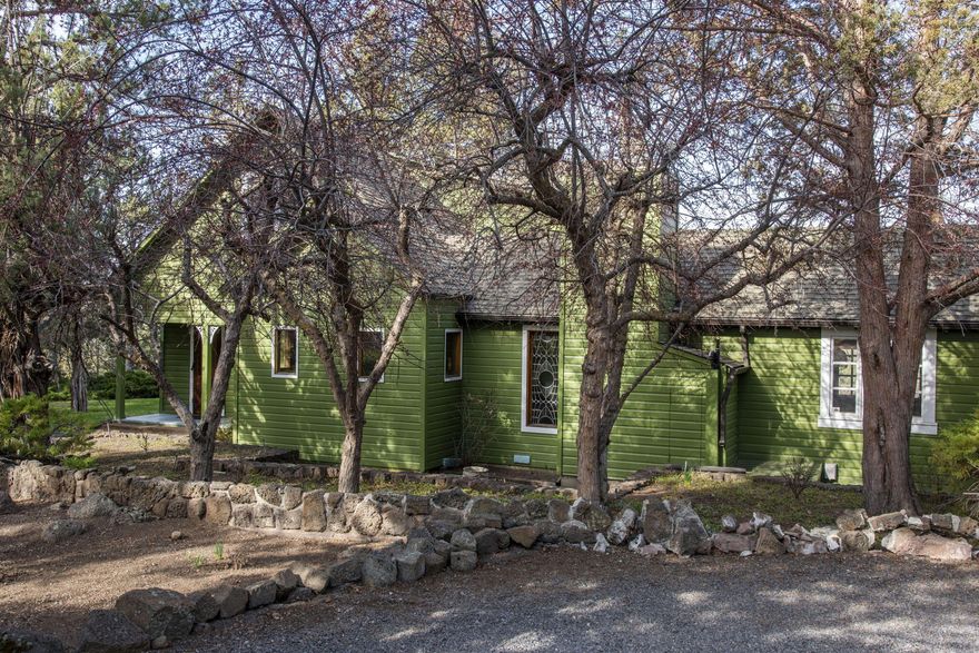 Seize the opportunity to own a remarkable Tumalo property that combines breathtaking landscapes, expansive acreage and agricultural potential. Nestled in a picturesque river valley, this estate showcases unobstructed views of the stunning Cascade Mountains, creating a captivating setting.